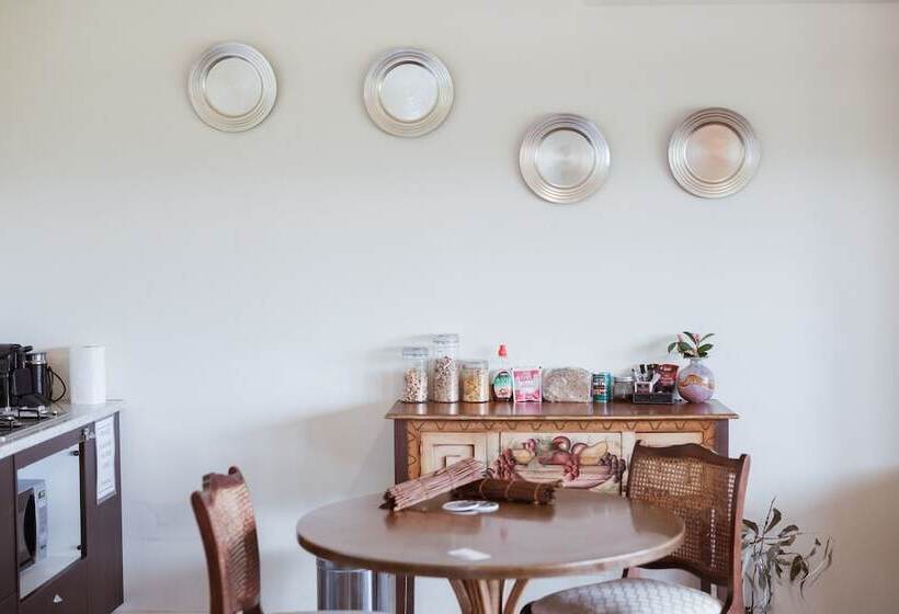 Outlook Hill Vineyard Cottages