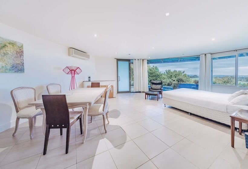 Outlook Hill Vineyard Cottages