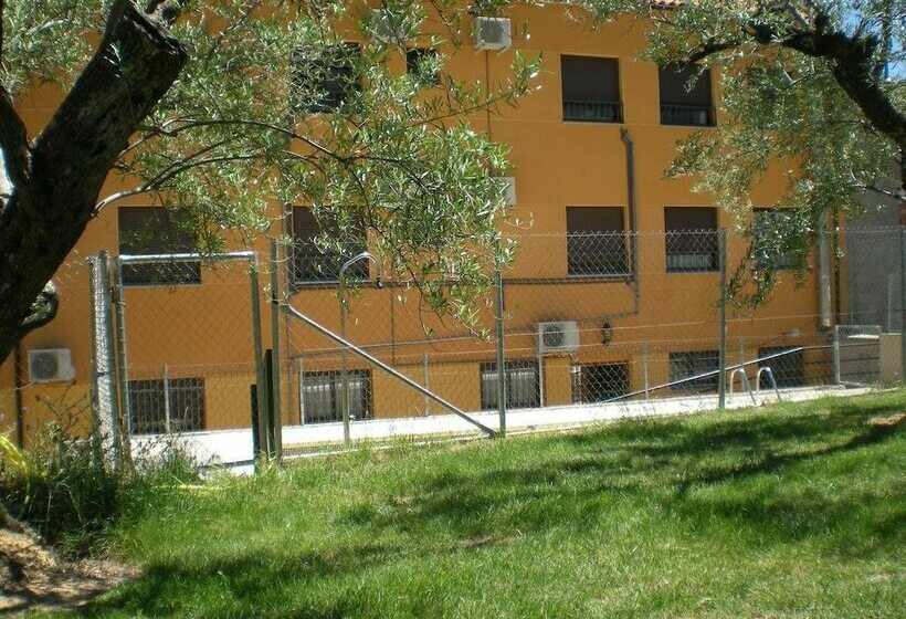 فندق صغير Campamento Los Tres Picos De La Vera