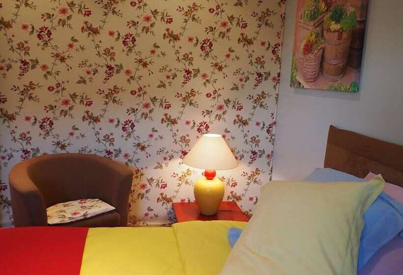 ベッドアンドブレックファースト Chambres D Hotes La Bruyere