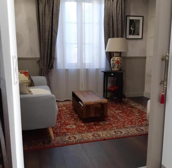 ベッドアンドブレックファースト La Glycine Blanche