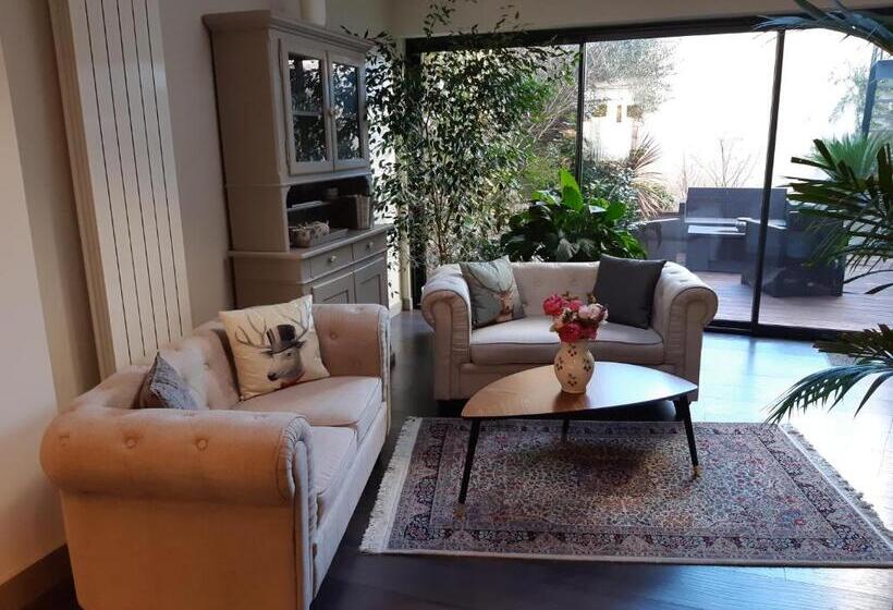 ベッドアンドブレックファースト La Glycine Blanche