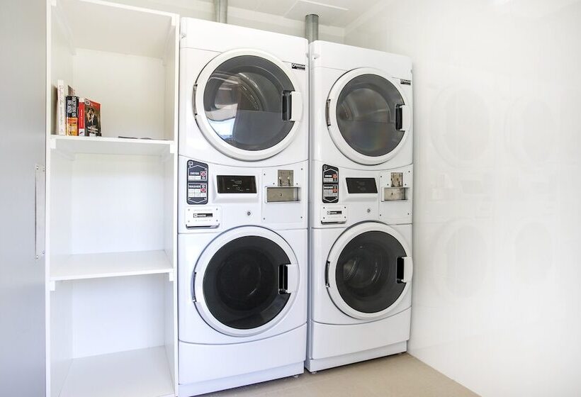 אתר נופש Lakeside Cabins & Holiday Village