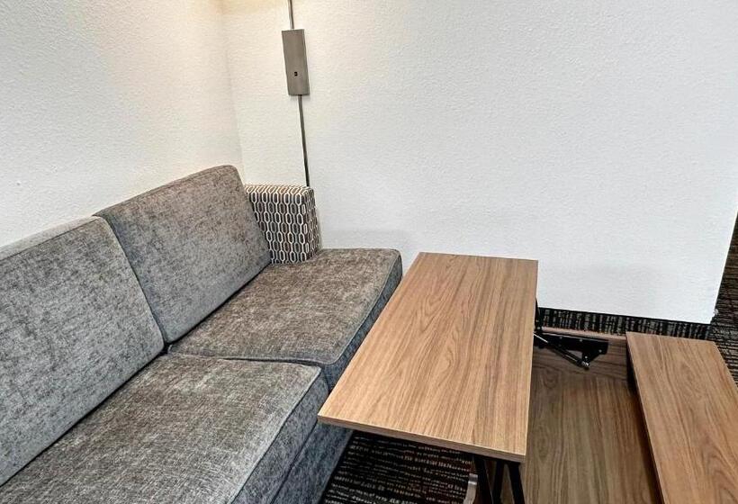 Estherville Hotel & Suites