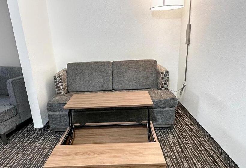 Estherville Hotel & Suites