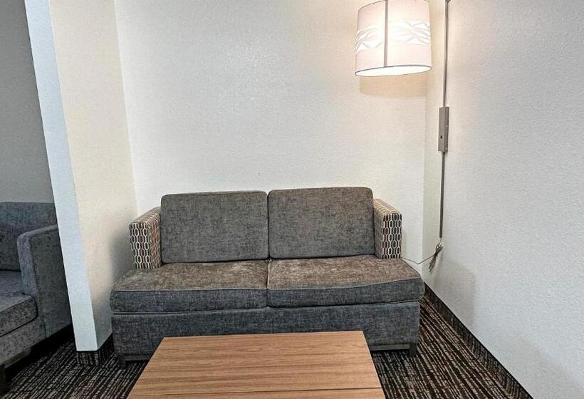 Estherville Hotel & Suites