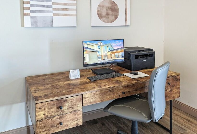 Estherville Hotel & Suites