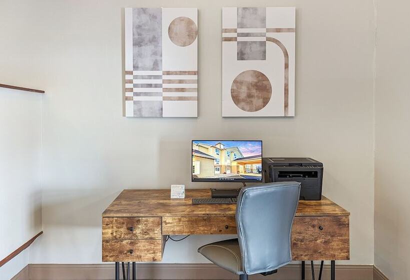 Estherville Hotel & Suites