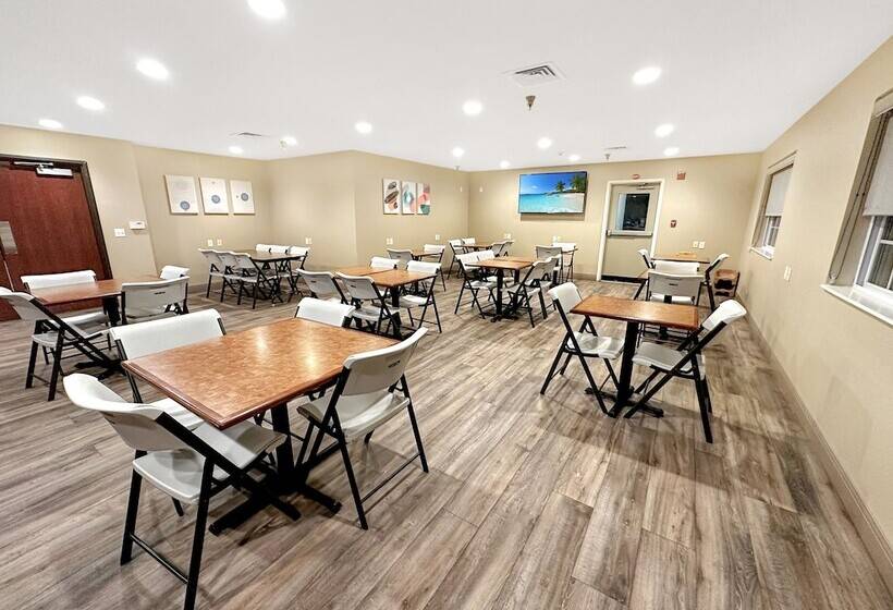 Estherville Hotel & Suites