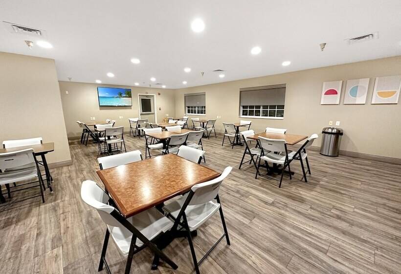 Estherville Hotel & Suites