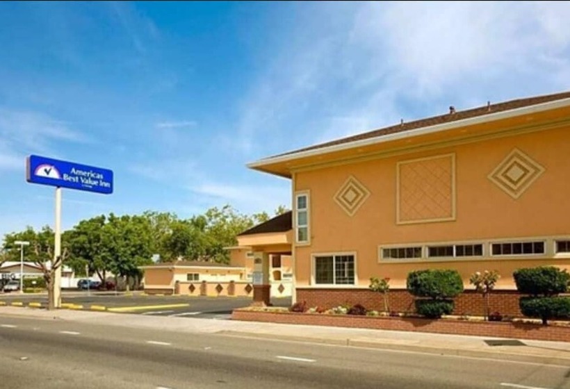 בית מלון כפרי Americas Deluxe Inn  Marysville