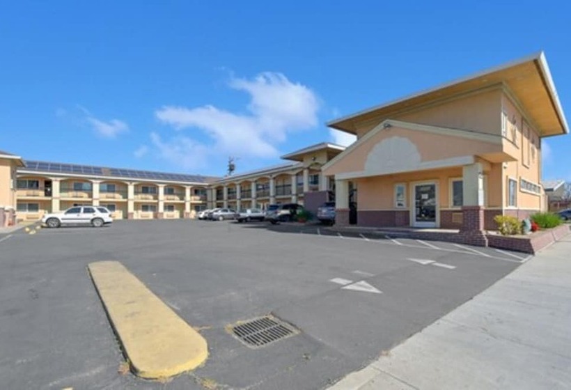 בית מלון כפרי Americas Deluxe Inn  Marysville