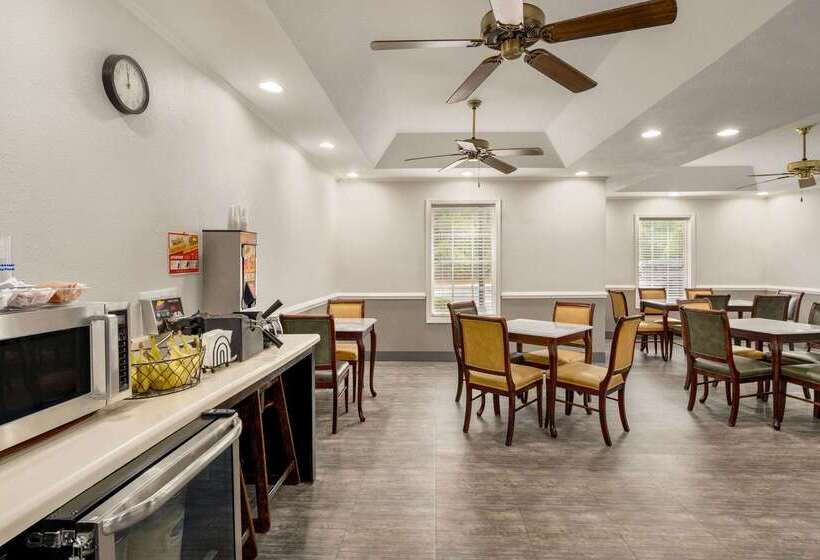 בית מלון כפרי Baymont By Wyndham Henderson Oxford