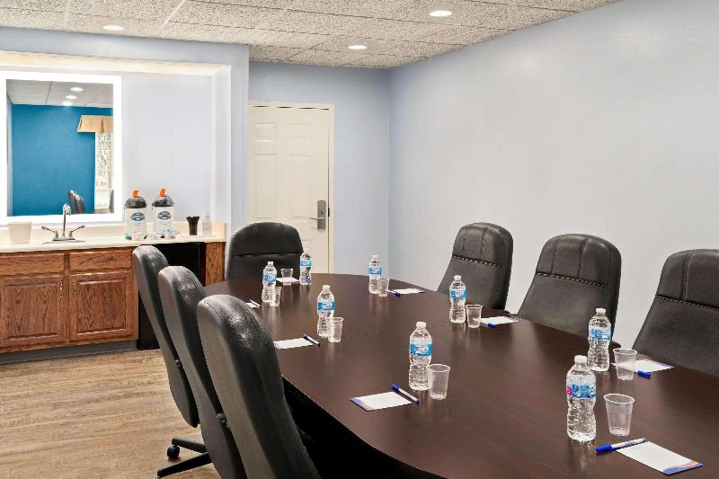 בית מלון כפרי Baymont By Wyndham Henderson Oxford