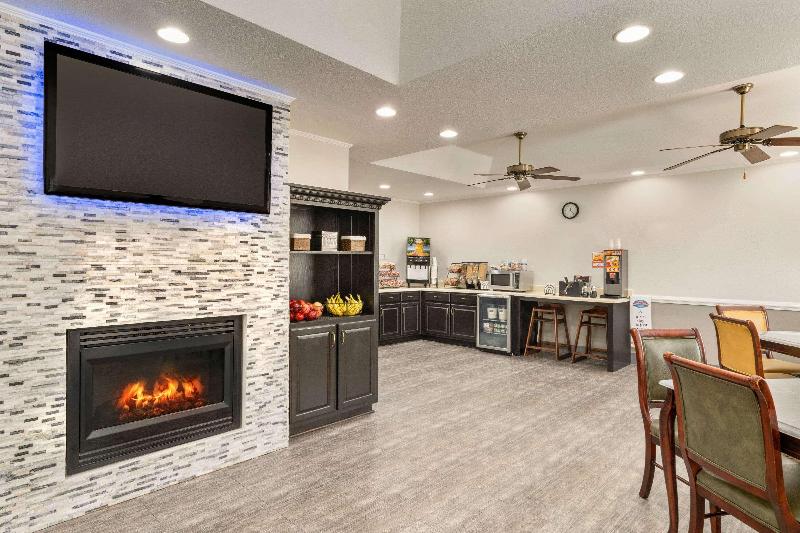 בית מלון כפרי Baymont By Wyndham Henderson Oxford