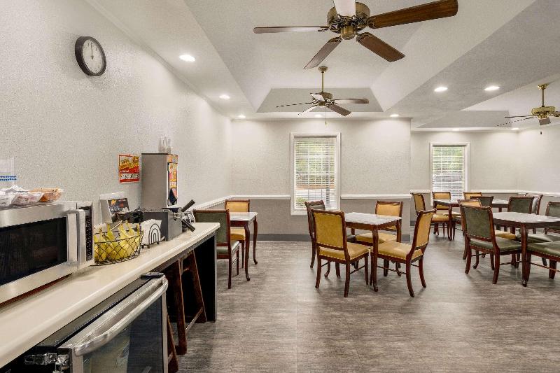 בית מלון כפרי Baymont By Wyndham Henderson Oxford