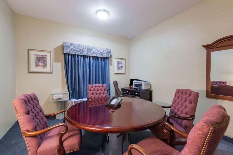 هتل Manchester Inn & Suites