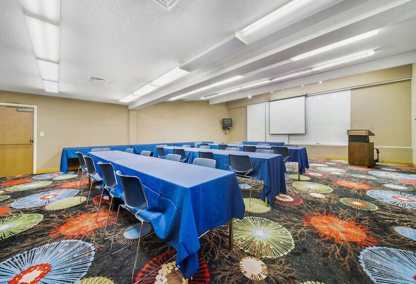ホテル Baymont By Wyndham Muncie Near Ball State University