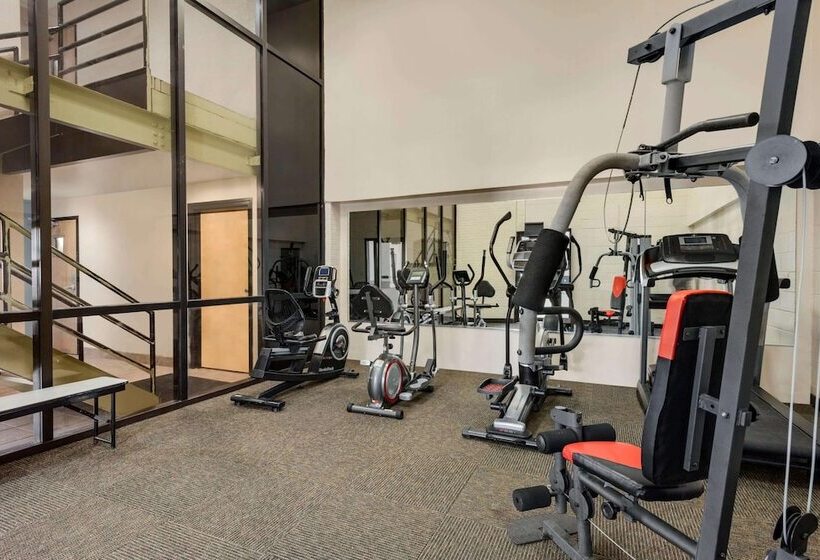 בית מלון כפרי Baymont By Wyndham Muncie Near Ball State University