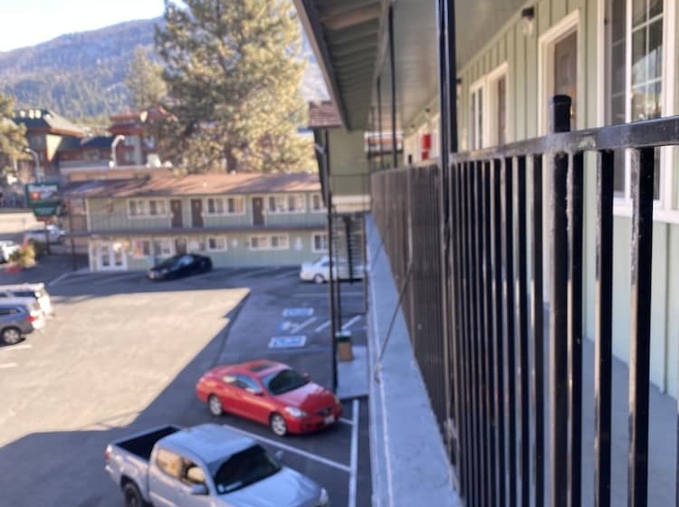 Отель Budget Inn At The Heavenly Gondola