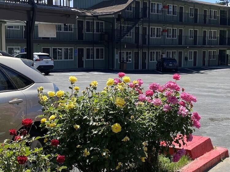 Отель Budget Inn At The Heavenly Gondola