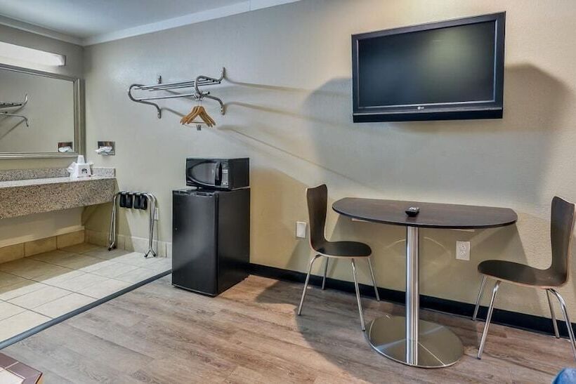 בית מלון כפרי Red Roof Inn Raleigh Northeast   Downtown