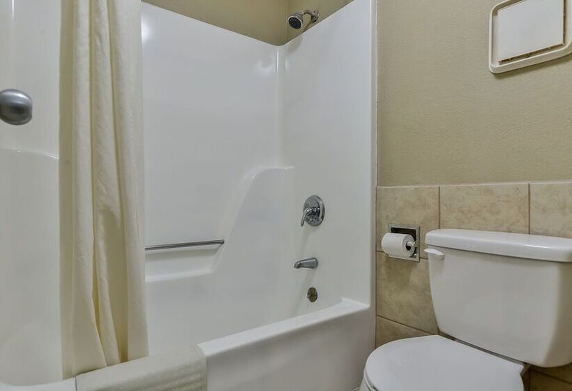 בית מלון כפרי Red Roof Inn Raleigh Northeast   Downtown