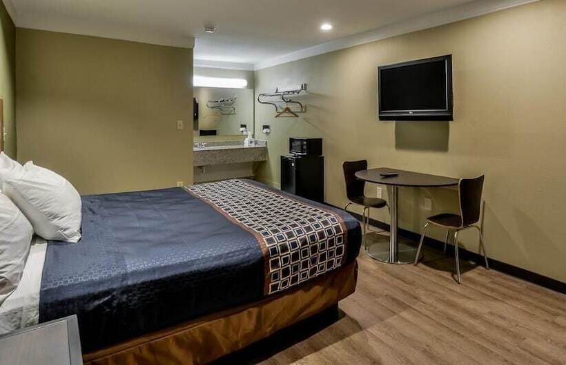 בית מלון כפרי Red Roof Inn Raleigh Northeast   Downtown