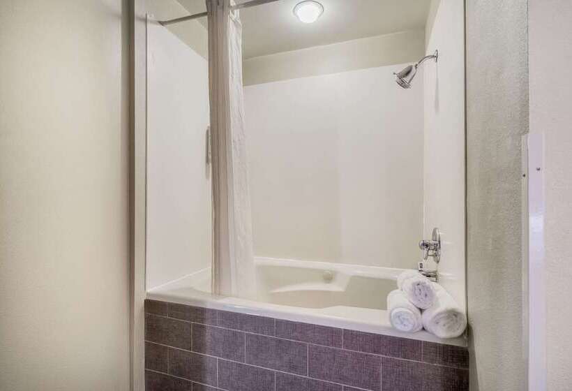 酒店 Clarion Pointe Wake Forest   Raleigh North