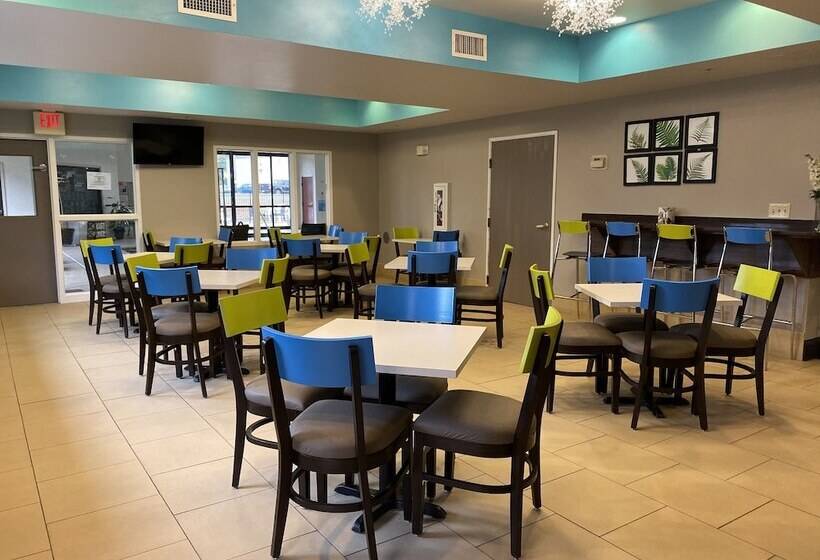 בית מלון כפרי Clarion Pointe Wake Forest   Raleigh North