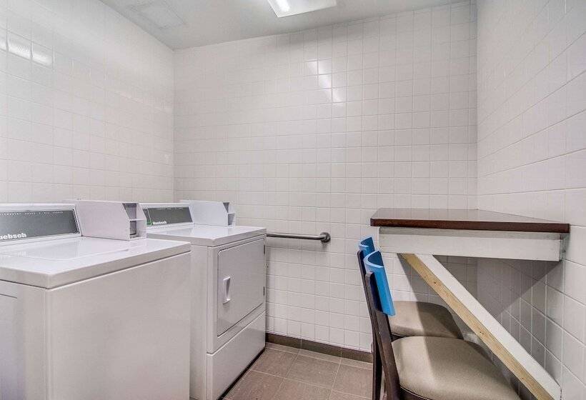 בית מלון כפרי Clarion Pointe Wake Forest   Raleigh North