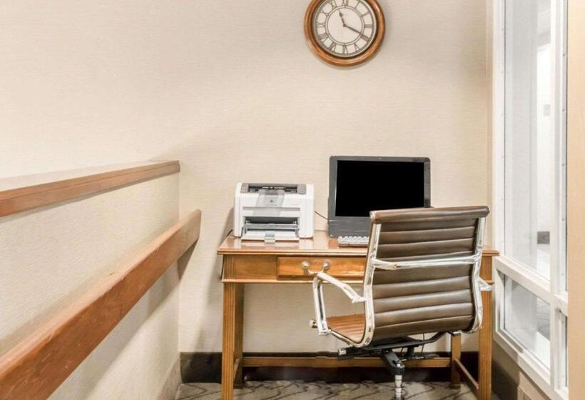 فندق Comfort Inn & Suites West Chester   North Cincinnati