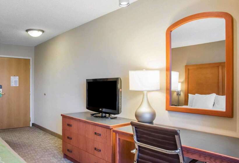 فندق Comfort Inn & Suites West Chester   North Cincinnati