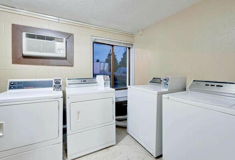 בית מלון כפרי Grand Forks Travelodge