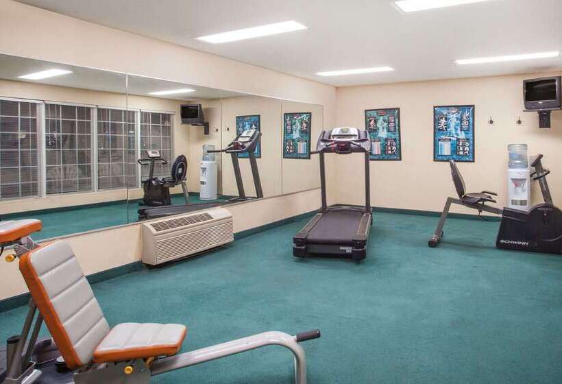 فندق Howard Johnson By Wyndham Jackson