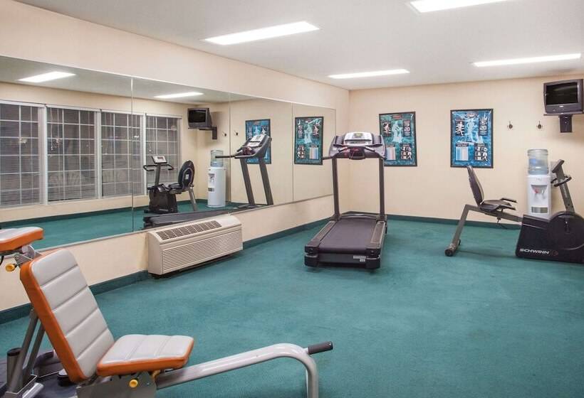 فندق Howard Johnson By Wyndham Jackson