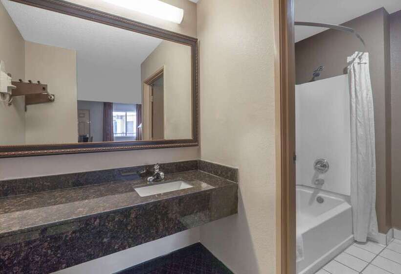 Отель Knights Inn Forest Hill