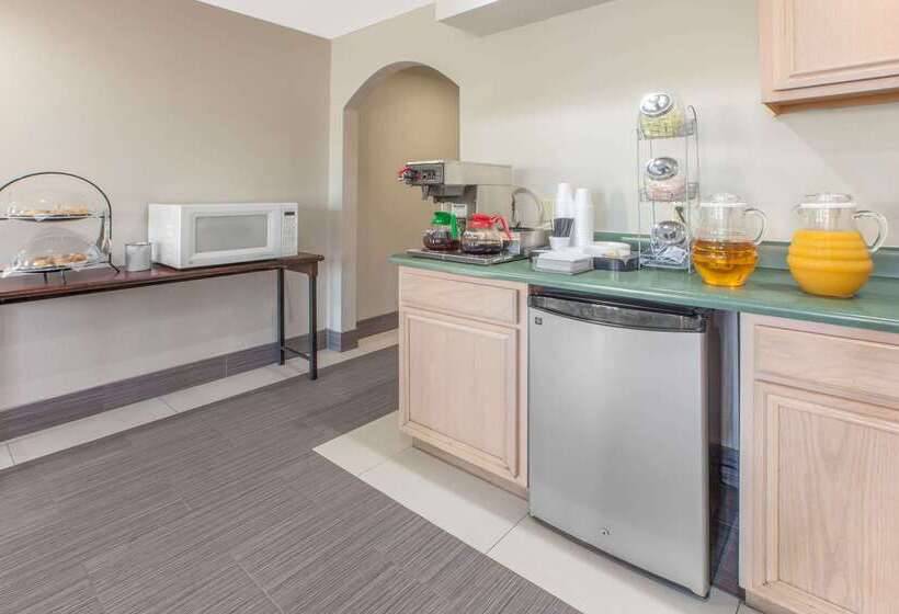 ホテル Knights Inn Forest Hill