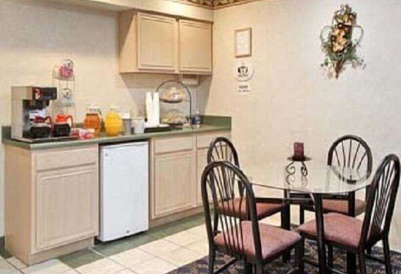 Отель Knights Inn Forest Hill