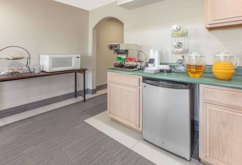 Отель Knights Inn Forest Hill