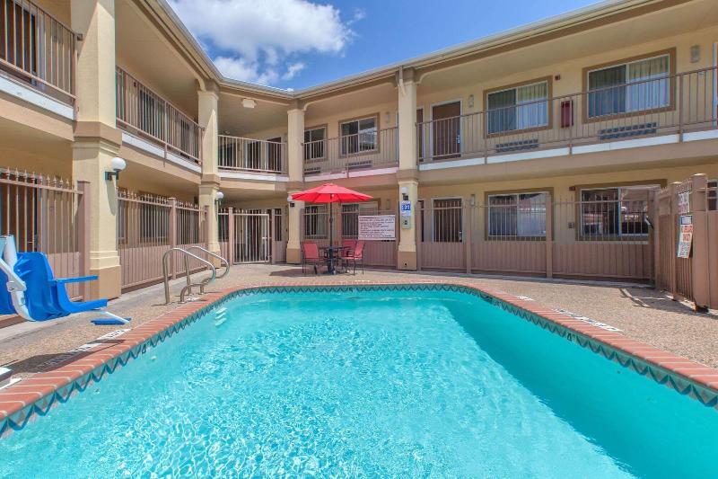 Отель Knights Inn Forest Hill