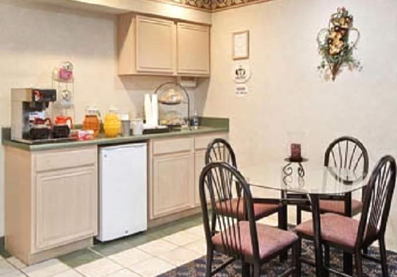 ホテル Knights Inn Forest Hill