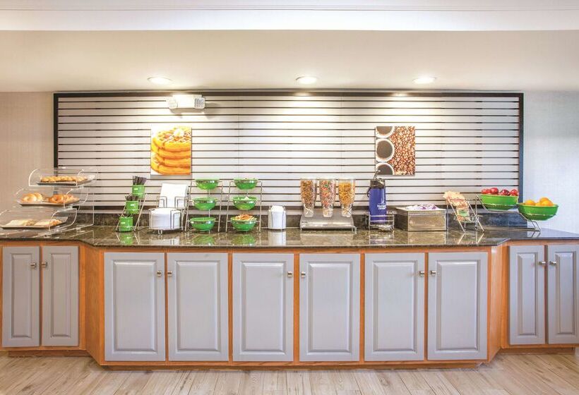 هتل La Quinta Inn By Wyndham Richmond South