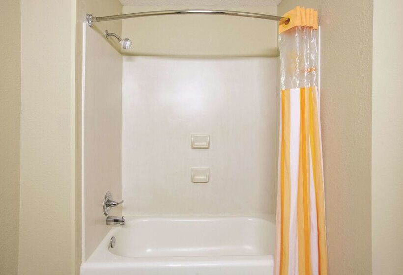 هتل La Quinta Inn By Wyndham Richmond South