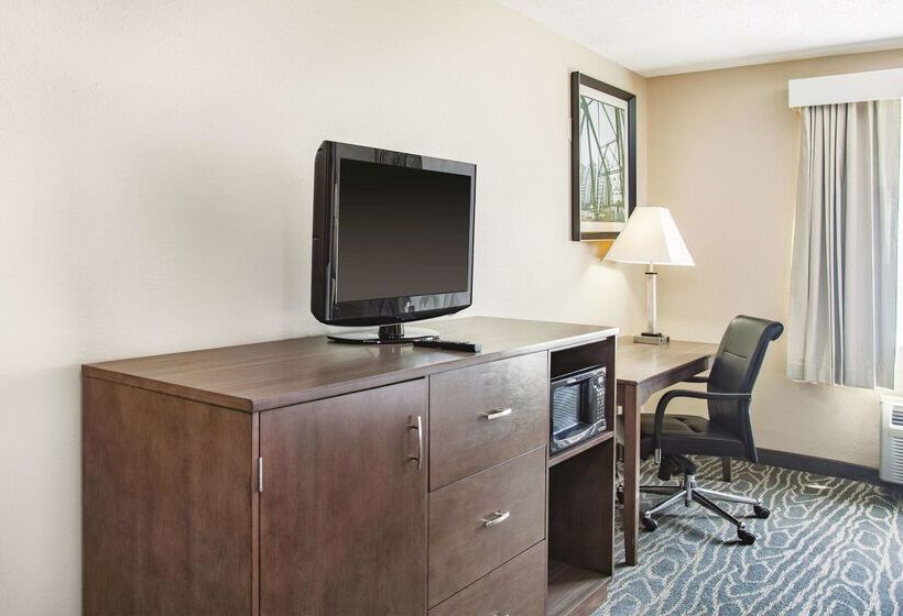 هتل La Quinta Inn By Wyndham Richmond South