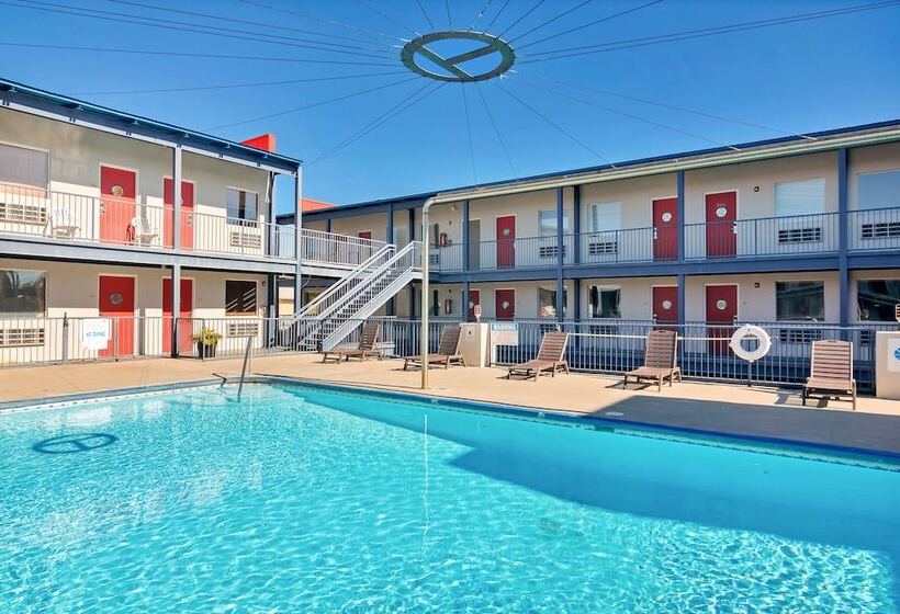 Sea And Breeze Hotel And Condo