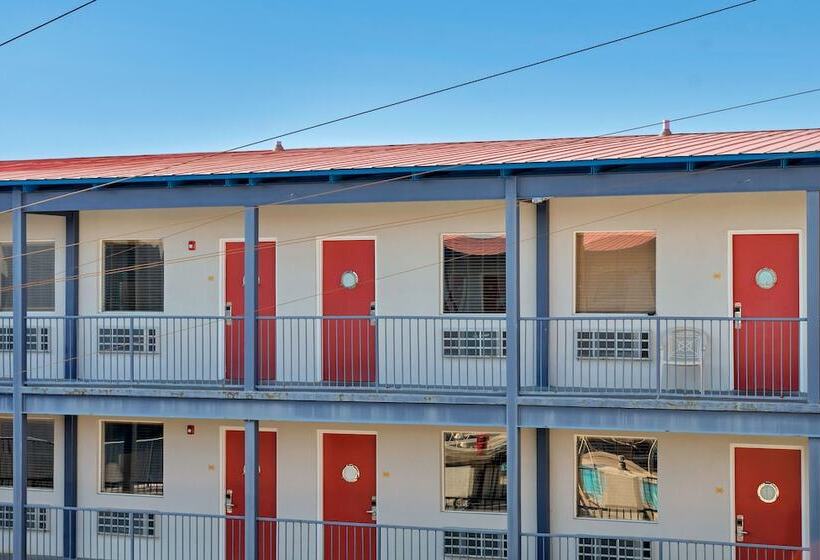 Sea And Breeze Hotel And Condo