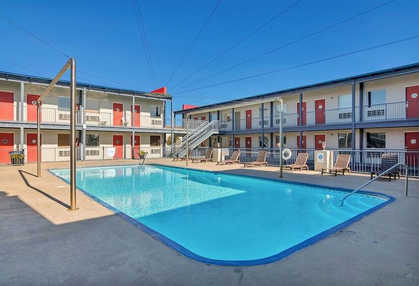 Sea And Breeze Hotel And Condo