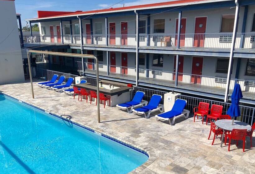 Sea And Breeze Hotel And Condo