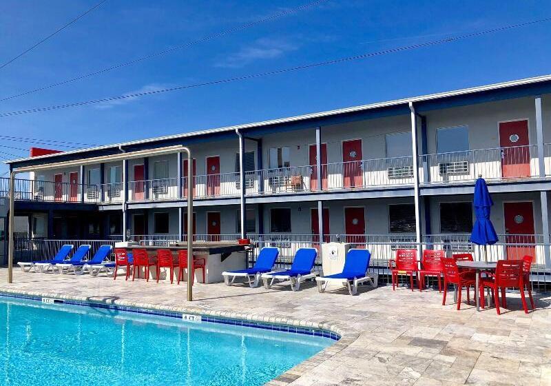 Sea And Breeze Hotel And Condo